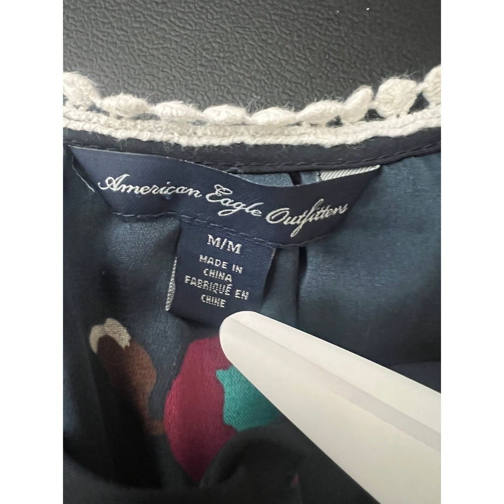 American Eagle Floral Blouse Navy Blue Crochet Lace Trim Medium (1053) - Picture 3 of 12